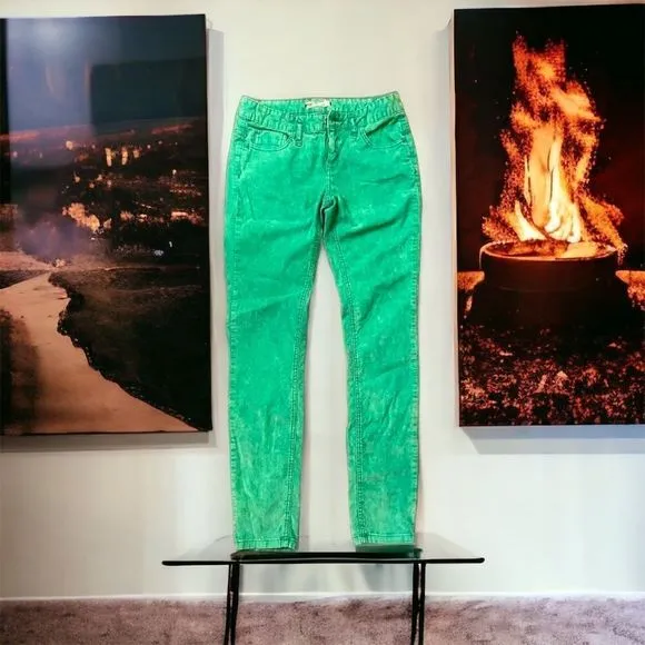 Free People l Green Corduroy Pants l 5-pocket Design l Size 28 l EUC