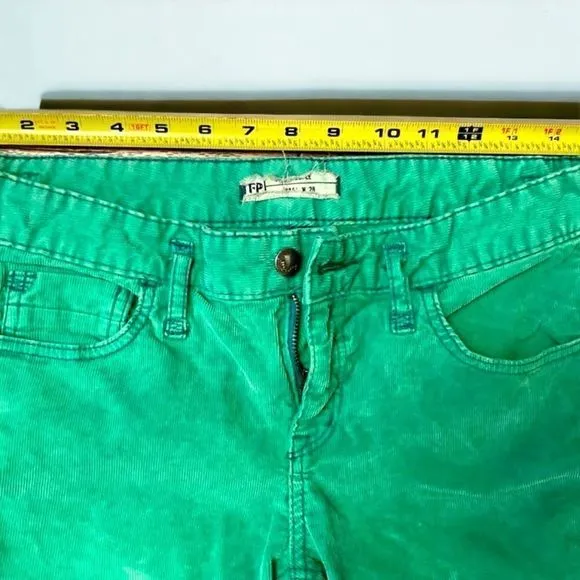 Free People l Green Corduroy Pants l 5-pocket Design l Size 28 l EUC