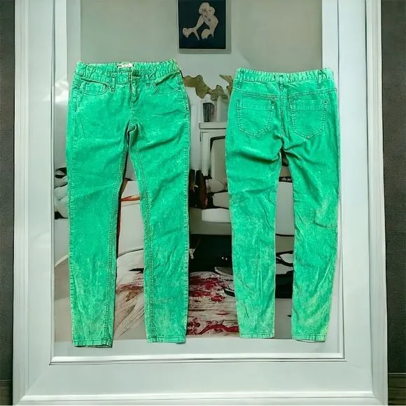Free People l Green Corduroy Pants l 5-pocket Design l Size 28 l EUC